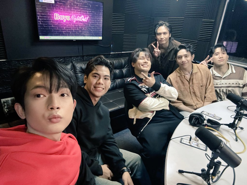 1stoneOfficial's tweet image. Catch us LIVE now with @Magic899! 🫶

Join us here 👉🔗playback.tv/magic899

1ST ONE BOYS NIGHT OUT
@1stoneOfficial #1stOne
#1stOne_WalaNgIba #Magic899