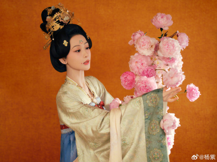 The Beauty of the Golden Age🥰🥰Reposting From #杨紫 #yangzi Weibo “I am very happy to meet you all today as He Weifang. Thank you for your love and support for Flourished Peony. I hope this drama can give you more strength ❤️”#flourishedpoeny #cdrama #chinesedrama  #国色芳华