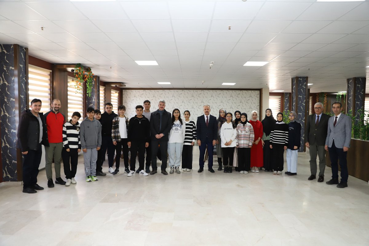 sivasmem's tweet photo. 📍MEB Din Öğretimi Genel Müdürlüğünce 6 Şubat Kahramanmaraş merkezli depremlerin yaralarını sarmak amacıyla başlatılan “Eğitimde Tek Yürek” programı kapsamında kardeş okul olarak belirlenen; Sivas Zeki Hayran İHO ve TOBB Malatya Hafız İHO öğrencileri Sivas’ta LGS Hazırlık kampına girdi. Millî Eğitim Müdürümüz @necatiyener_ , kamp kapsamında ilimizde misafir olan öğrencilerle yemekte bir araya geldi. 

Haberin Devamı ⤵️
https://t.co/yv3YnTgo1z

@tcmeb 
@Yusuf__Tekin 
@valisimsek 
@avabdullahguler
