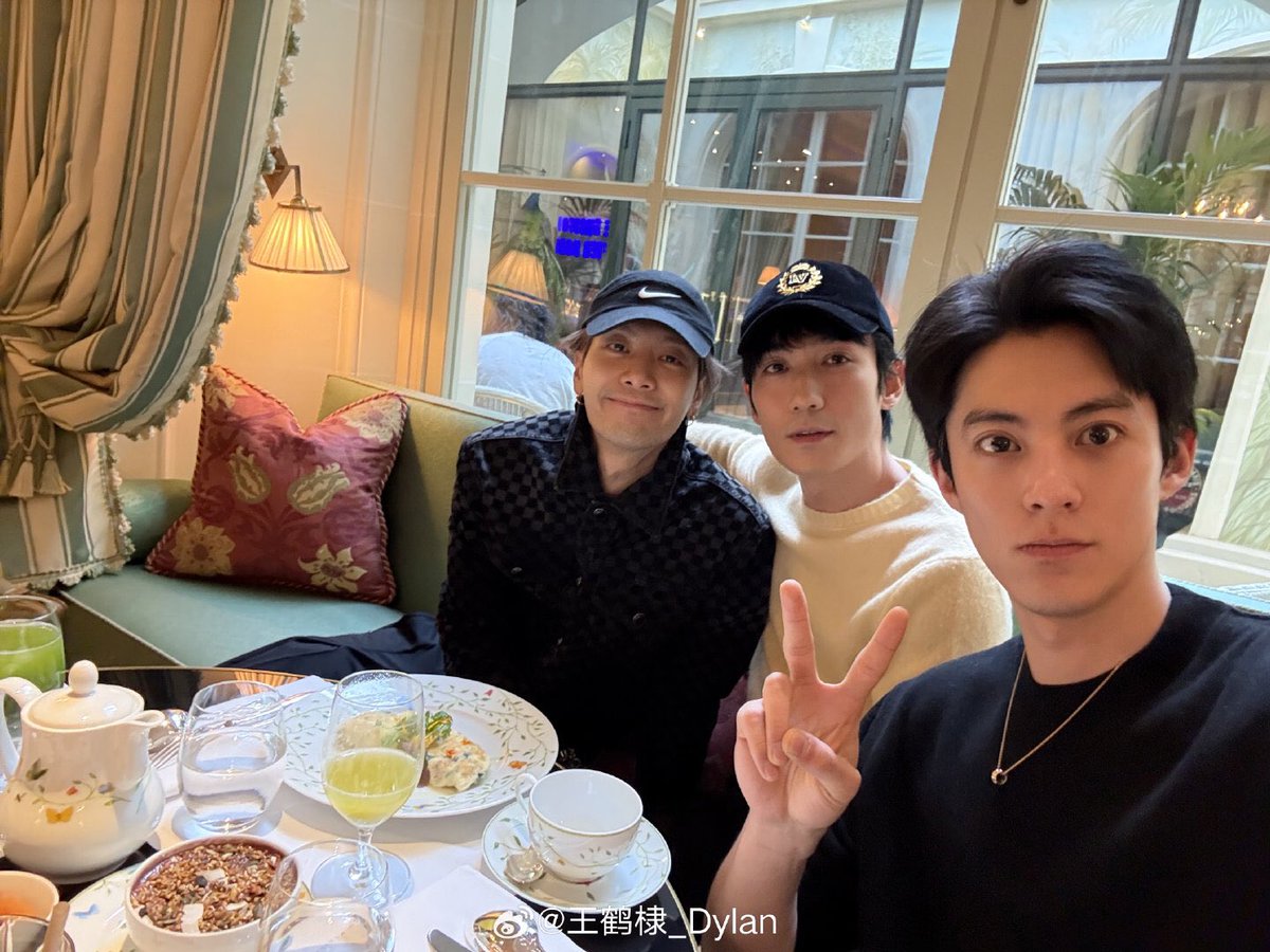 m_thippawan's tweet photo. กรี๊ดดดด หวังเห้อตี้ จูอี้หลง หวังเจียเอ่อร์ สามหนุ่มในเฟรมเดียวกัน รอชมลุคหล่อๆไปร่วมงาน Louis Vuitton Men's Fall Winter 2025 คืนนี้แล้ว🇫🇷😎 

#DylanWang #ZhuYilong #JacksonWang
#DylanWangxLouisVuitton  
#LouisVuitton #ParisFashionWeek https://t.co/Lu9GQOsZ8j