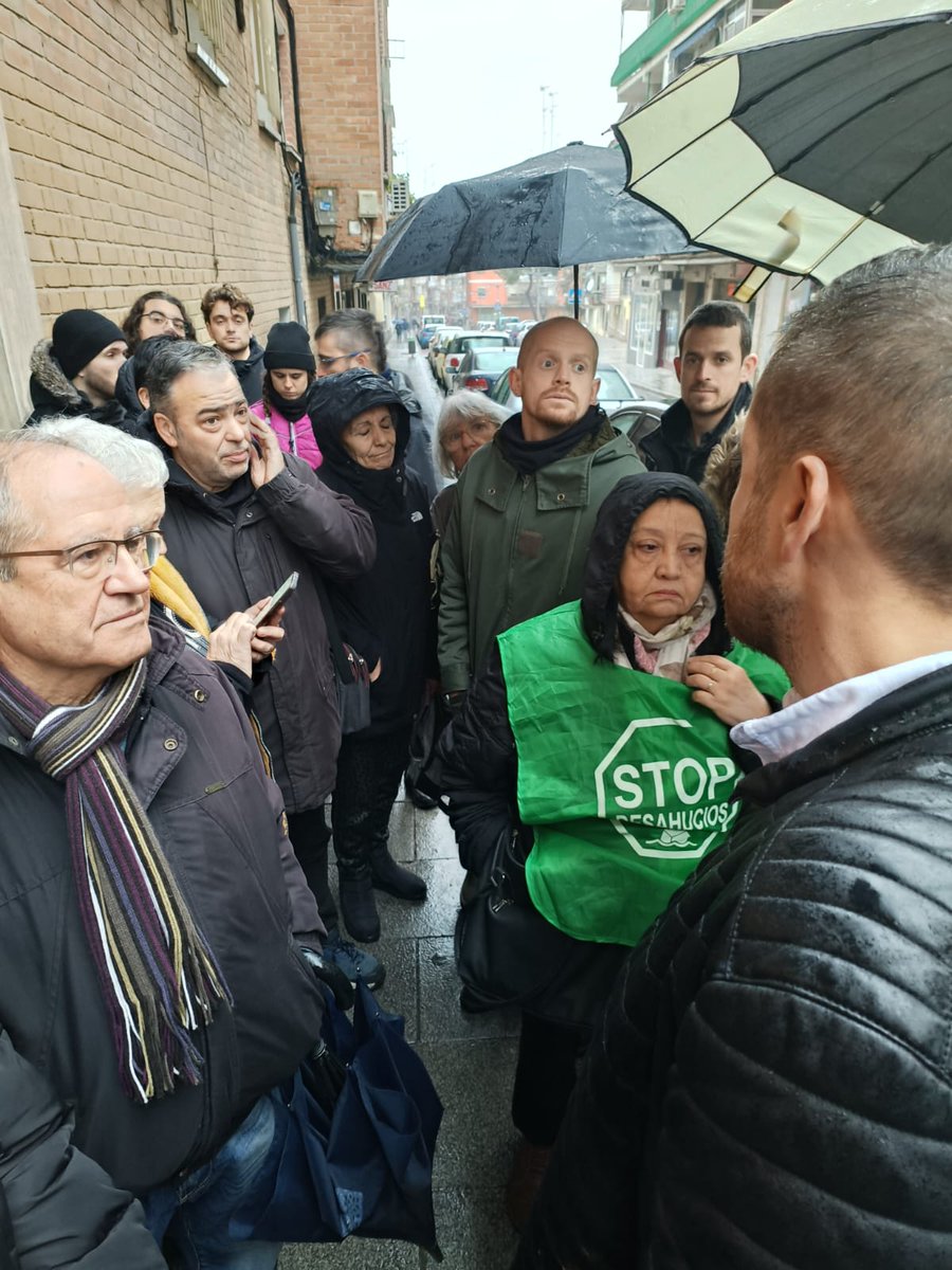 La solidaridad sigue siendo la ternura de los pueblos.
Entre todos, con todo en contra, hemos vencido a un banco y logrado que una familia mantenga un techo #Alcorcón