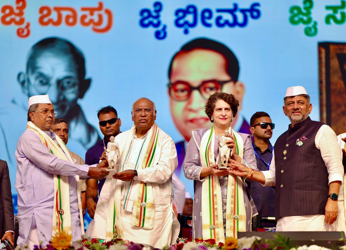priyankagandhi's tweet photo. कांग्रेस का एक-एक नेता, एक-एक कार्यकर्ता संविधान की रक्षा के लिए समर्पित है। इसकी रक्षा के लिए हम कोई भी कीमत चुकाने को तैयार हैं। 

जय बापू, जय भीम, जय संविधान। https://t.co/p6CiKJACzS
