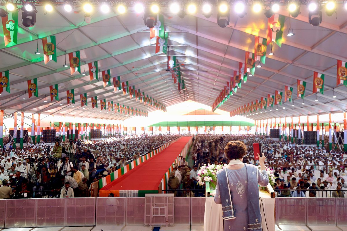 priyankagandhi's tweet photo. कांग्रेस का एक-एक नेता, एक-एक कार्यकर्ता संविधान की रक्षा के लिए समर्पित है। इसकी रक्षा के लिए हम कोई भी कीमत चुकाने को तैयार हैं। 

जय बापू, जय भीम, जय संविधान। https://t.co/p6CiKJACzS
