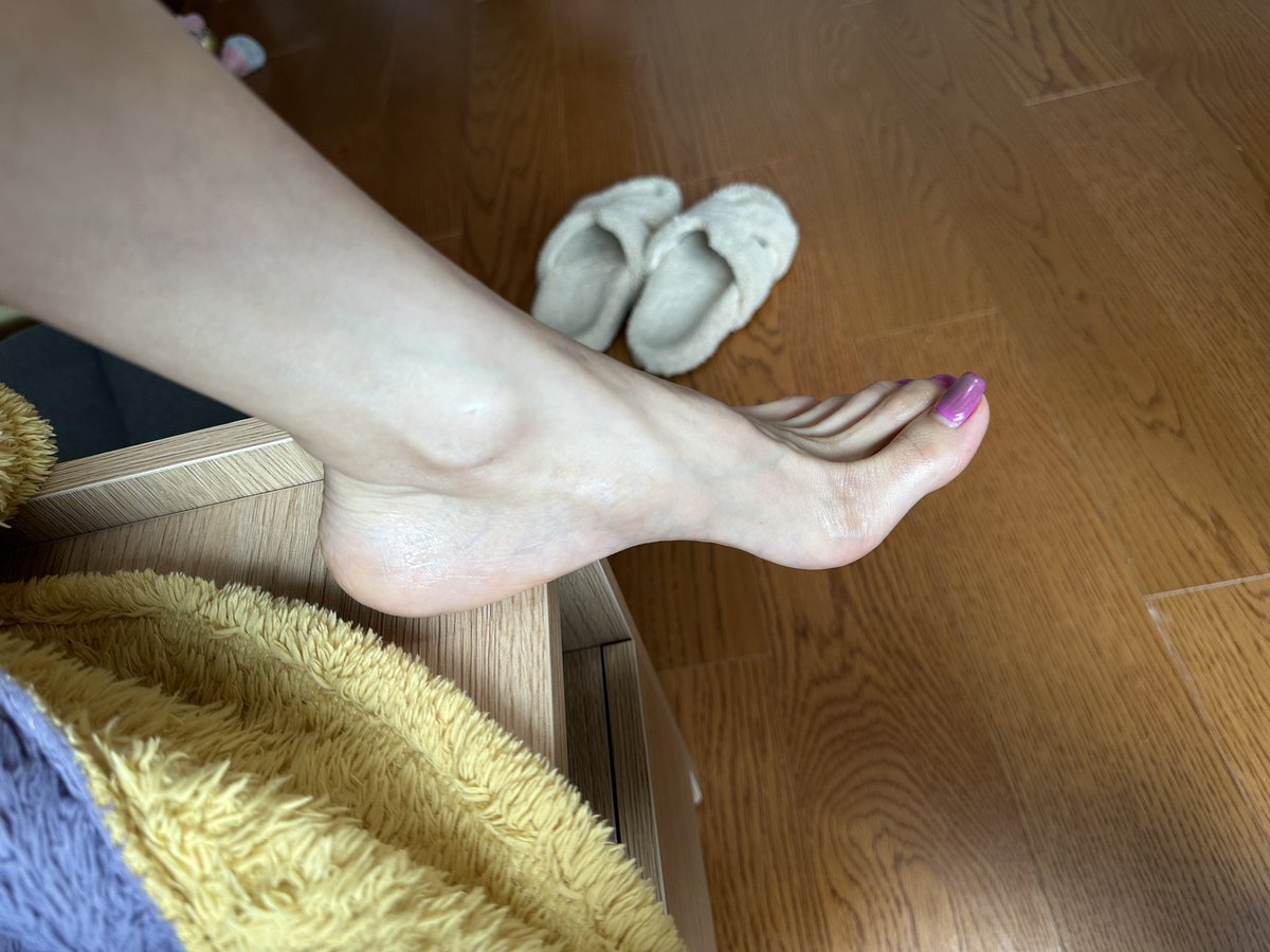 后天就开抽奖吧，毕竟马上要放假啦，你们转发的有点不够呢！！！
之后我会直接滑动评论区截图，从第一个开始依次数（没有转发点赞的直接淘汰顺位下一个）
23号晚上八点公布截图，自行私信我，十二点前没有私信我就算弃权哦！
👻