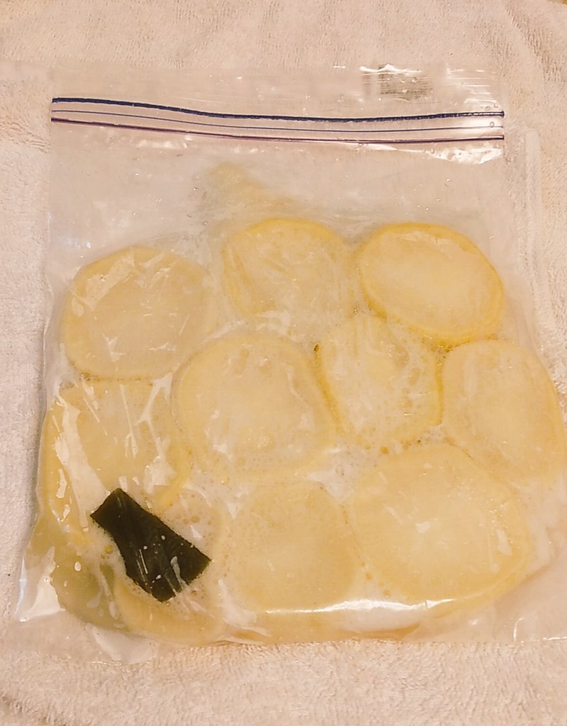 miyabin_fx's tweet photo. @KUROFX5 輪切りで干して塩水に漬けて乳酸発酵の時に昆布を足す
(塩水の濃度は3%)

日光と乳酸菌は全てを美味しくします😋 https://t.co/KeFt2Ile8m