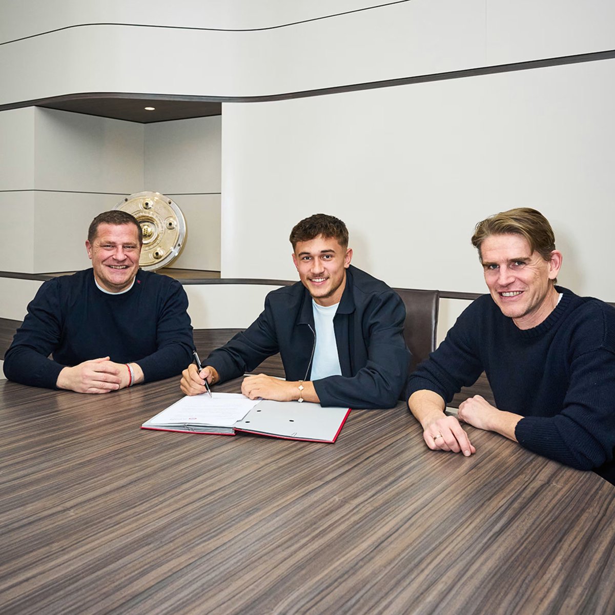 FabrizioRomano's tweet photo. 🚨🔴 Official: Tom Bischof joins Bayern for season 2025/26 on a 4-year contract until 2029, free transfer completed.

Several clubs were keen on signing him but Bischof decided to join Bayern after a direct talk with Vincent Kompany. https://t.co/8vs5aYTy9p