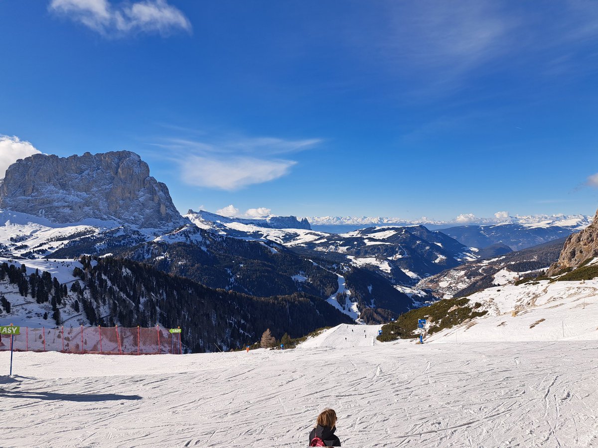 SlawekJaran's tweet photo. greetings from #dolomitysuperski #sellaronda https://t.co/RUXsmM5hNy