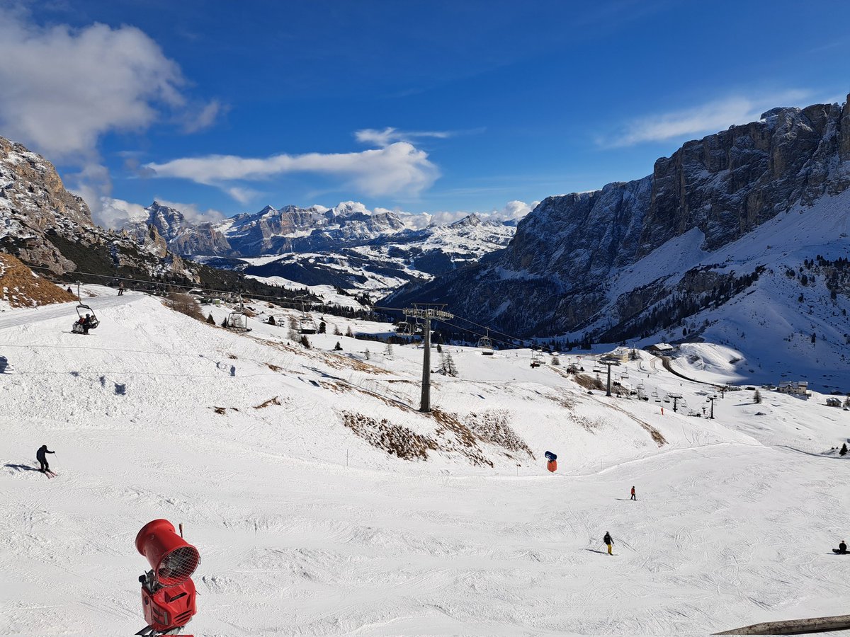 SlawekJaran's tweet photo. greetings from #dolomitysuperski #sellaronda https://t.co/RUXsmM5hNy
