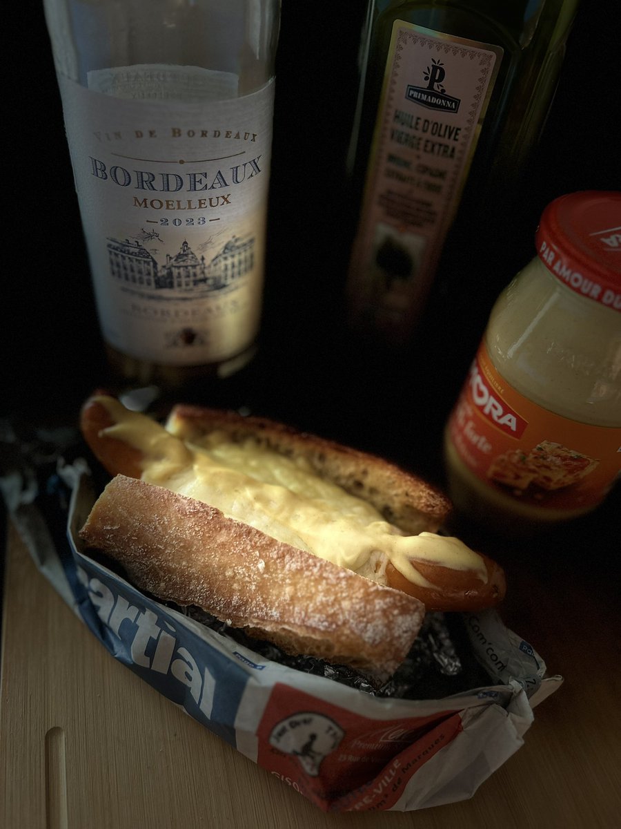 PierreBruynaud's tweet image. #MEGA: Make Europe Great Again 🇪🇺

Where #Germany’s Frankfurt sausage meets #France’s Dijon mustard,
#Itali pizza formaggi blends with the iconic French baguette,
and #Spain’s oven-fired flavor seals the deal.

Introducing: The ONE and ONLY #HotDog having inspired #NYC, with a