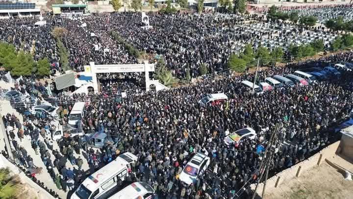 meresene's tweet image. ڕێورەسمی بە خاکسپاردنی گیانبەختکردوانی بەرخۆدانی بەنداوی تەشرین لە شاری قامیشلۆ!
داری ئازادی بەخوێن ئاونەدرێ قەت بەرناگرێ …
#RiseUp4Rojava #NoFlyZone4NESyria