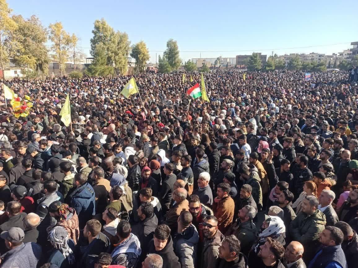 meresene's tweet image. ڕێورەسمی بە خاکسپاردنی گیانبەختکردوانی بەرخۆدانی بەنداوی تەشرین لە شاری قامیشلۆ!
داری ئازادی بەخوێن ئاونەدرێ قەت بەرناگرێ …
#RiseUp4Rojava #NoFlyZone4NESyria