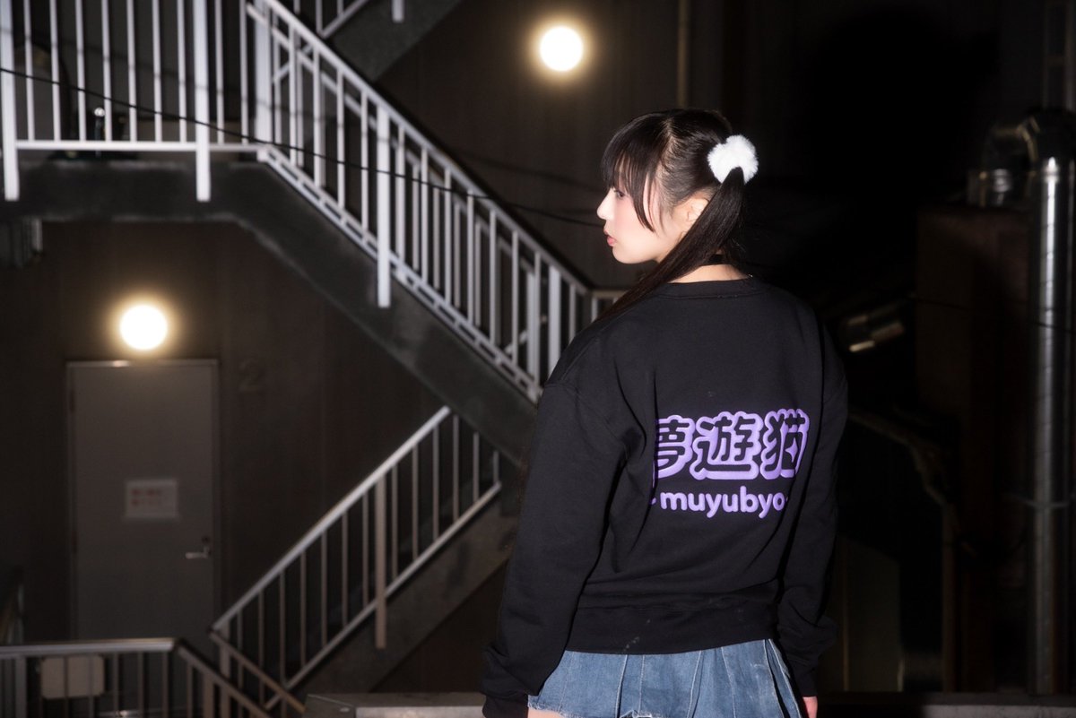 _muyubyo's tweet photo. 🐈‍⬛背面ロゴトレーナー「夢遊猫」🐈‍⬛

「夢遊猫-muyubyo-」のネオレトロなメインロゴが背中に大きくプリントされた、ブランドを代表するトレーナー。ぷっくりと存在感のある発泡プリントが可愛い🩷

胸元には猫ちゃんの刺繍ロゴも！

サイズ等詳細はこちらから🔽
https://t.co/ucFCqHrNSH https://t.co/k3gim5hvyx