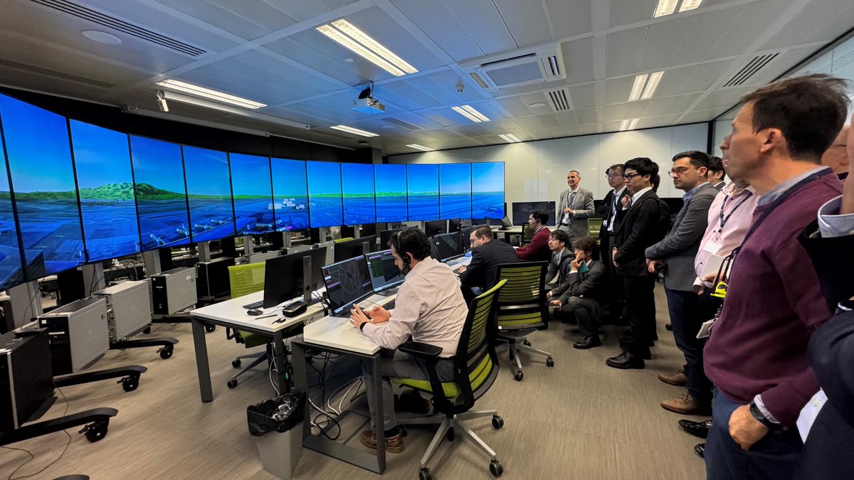 ENAIRE's tweet image. ✈️El ejercicio estuvo centrado en la gestión dinámica del espacio aéreo para reasignarlo al sistema de gestión de tráfico aéreo de #aviación tripulada #ATC o a #Uspace, dependiendo de la demanda de #drones y aviación tripulada.

🗺️Se realizó sobre el #aeropuerto de #Málaga, y…