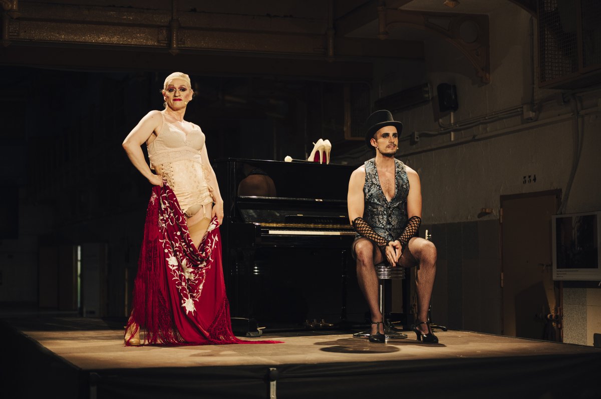 Grec Festival Bcn (@grecfestivalbcn) on Twitter photo 'Jo, travesti' de <a href="/CiaRGAlonso/">Cia Roberto G Alonso</a> i <a href="/josepmariamiro/">Josep Maria Miró</a> torna a Barcelona!
👠 Un espectacle, coproducció del #GrecFestival, que combina teatre, música i dansa per homenatjar l’art del transformisme i algunes de les travestis més cèlebres de la nostra cultura.
📆 Fins al 9 de febrer
📍 'Jo, travesti' de <a href="/CiaRGAlonso/">Cia Roberto G Alonso</a> i <a href="/josepmariamiro/">Josep Maria Miró</a> torna a Barcelona!
👠 Un espectacle, coproducció del #GrecFestival, que combina teatre, música i dansa per homenatjar l’art del transformisme i algunes de les travestis més cèlebres de la nostra cultura.
📆 Fins al 9 de febrer
📍