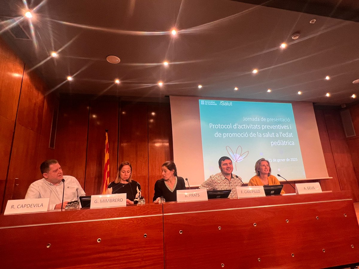 hospiolot's tweet photo. El pediatre Ferran Campillo i la infermera Anna Gelis d'#hospiolot i @PEHSUGarrotxa participen a la presentació del protocol "Créixer en salut" d'activitats preventives i de promoció de la salut de 0 a 14 anys de
@salutcat

🔗https://t.co/byckK0xdvv https://t.co/fR43wuerTH