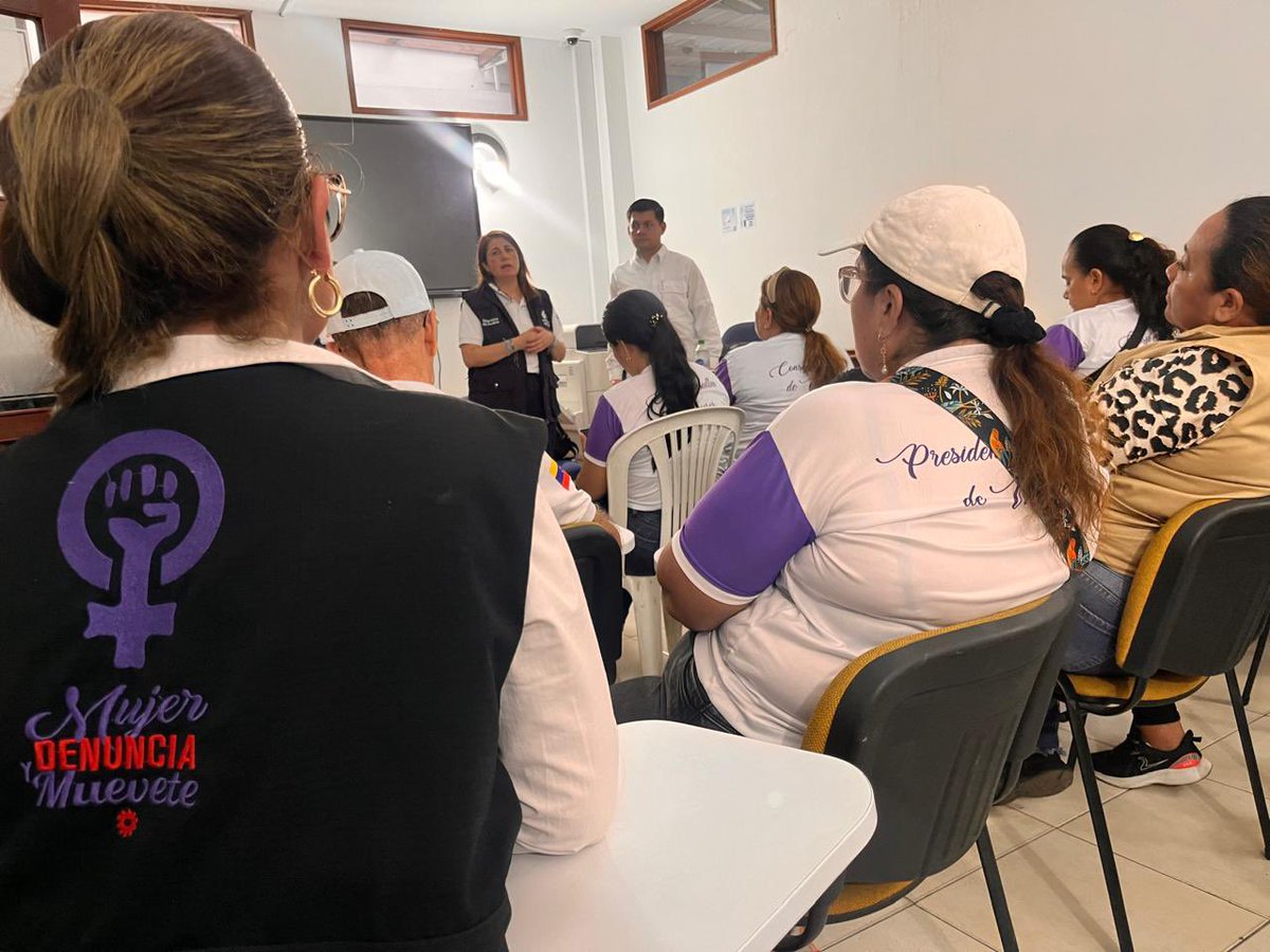 C_Mujer_DyM's tweet photo. La crisis humanitaria y de conflicto armados deja mujeres, niñas y niños desprotegidos e inseguros, los delitos como la #TrataSexual y el Reclutamiento se agudizan, señor @petrogustavo la población tiene derecho a La Paz y a la vida digna, todavía cientos siguen expuestas 🧵 https://t.co/DcBxRJEhAM