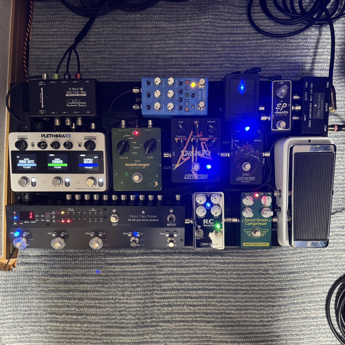 Hidachin's tweet photo. MAD PROFESSOR ってメーカー名も、Forest Green Compressorってアイテム名もネーミングセンスが素敵✨ボードの構成が変わるのはこれが最後…🎃
このコンプすんごいイイね🩵
#MAD PROFESSOR #ForestGreenCompressor https://t.co/TVumpJ1HhK