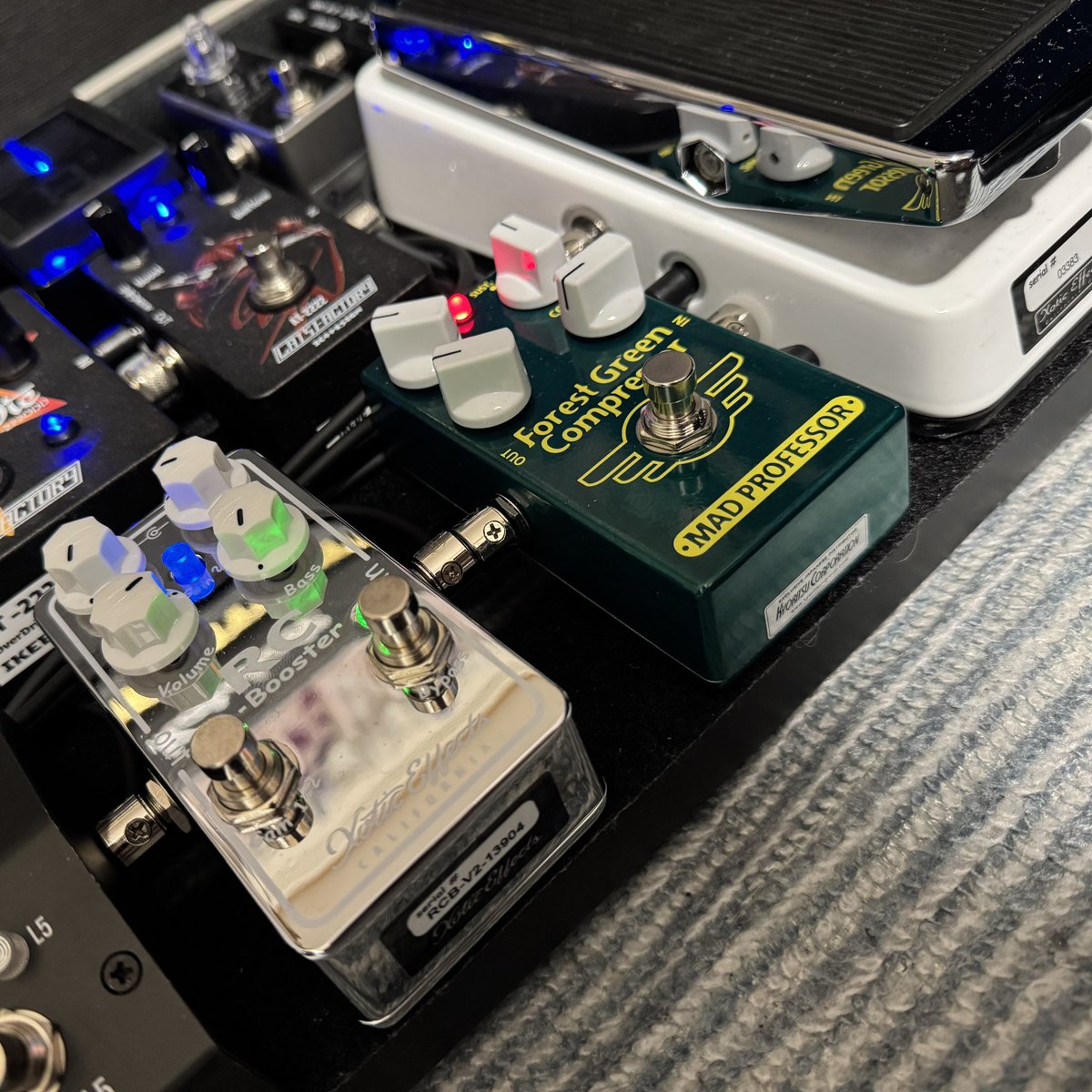 Hidachin's tweet photo. MAD PROFESSOR ってメーカー名も、Forest Green Compressorってアイテム名もネーミングセンスが素敵✨ボードの構成が変わるのはこれが最後…🎃
このコンプすんごいイイね🩵
#MAD PROFESSOR #ForestGreenCompressor https://t.co/TVumpJ1HhK