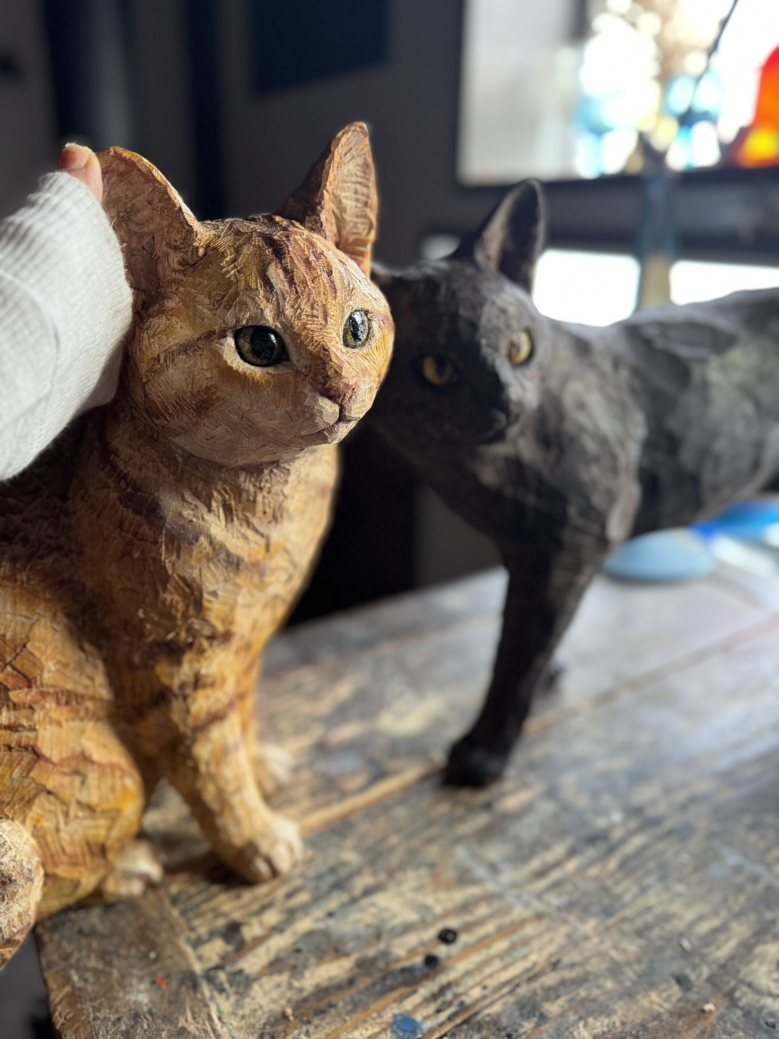 木彫りのぽっちゃりキジトラ猫 （木彫り猫 ぽっちゃり猫ブローチ