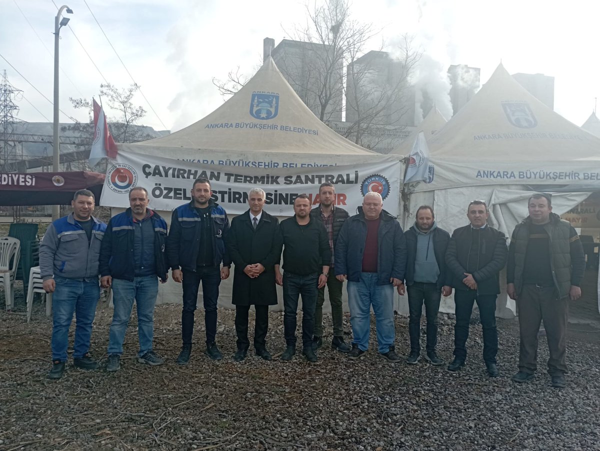 Bugün Çayırhan Madenleri ve Termik Santrali önündeki nöbet çadırlarını ziyaret ettik. 

Özelleştirilmeye karşı her iki noktada nöbet devam ediyor. İşçilerin deyimiyle 61 gündür nöbet ateşi yanıyor, bacalar tütüyor. 

Perşembe günü TÜRK-İş 34 Başkanıyla Çayırhan'da toplanıyor. Çok