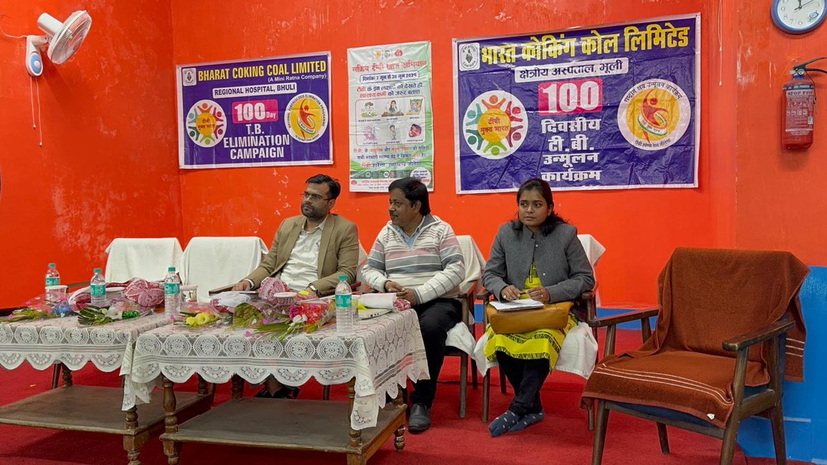 BCCLofficial's tweet photo. बीसीसीएल के क्षेत्रीय अस्पताल भूली द्वारा सरस्वती विद्या मंदिर स्कूल, भूली में “100 दिवसीय टीबी उन्मूलन अभियान” के अंतर्गत एक स्वास्थ्य जागरूकता शिविर का आयोजन किया गया। इस शिविर का मुख्य उद्देश्य समुदाय को तपेदिक (टीबी) रोग के लक्षण, इसके बचाव, उपचार और सरकारी योजनाओं के बारे में जागरूक करना था।
शिविर में प्रमुख रूप से डॉ. अभिजीत कुमार, एएमओ/प्रभारी, क्षेत्रीय अस्पताल भूली,डॉ. नेहा स्मृति, DyMS,डॉ. रंजीत महतो, मेडस्पल,डॉ. अभिषेक कुमार, सीनियर एमओ,श्री बीडी सिंह, कार्मिक अधिकारी, बीटीए उपस्थित रहे।
कार्यक्रम की शुरुआत बीसीसीएल के चिकित्सा अधिकारियों द्वारा तपेदिक रोग के लक्षणों और इसके इलाज के महत्व पर विस्तार से चर्चा के साथ हुई। डॉ. अभिजीत कुमार ने कहा कि टीबी रोग का समय पर पता लगाना और उपचार शुरू करना बेहद जरूरी है। उन्होंने उपस्थित छात्रों और शिक्षकों को बताया कि यह बीमारी पूरी तरह से इलाज योग्य है और सरकार की "100 दिवसीय टीबी उन्मूलन अभियान" जैसी पहल इसे जड़ से खत्म करने की दिशा में महत्वपूर्ण कदम है।