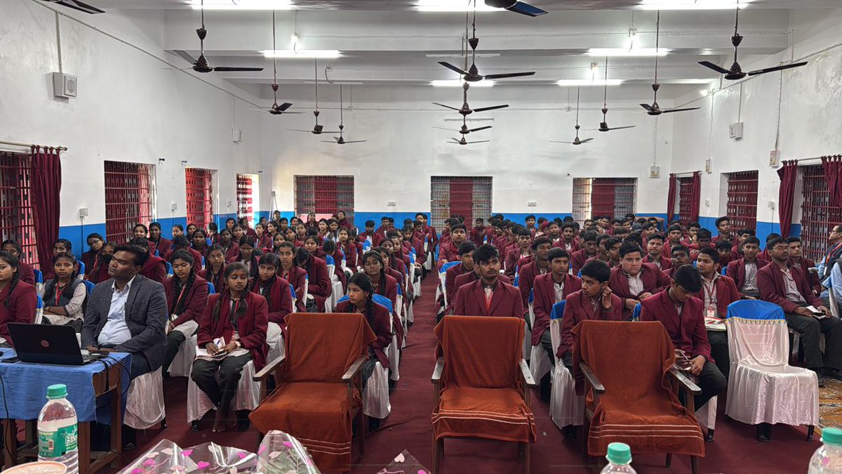 BCCLofficial's tweet photo. बीसीसीएल के क्षेत्रीय अस्पताल भूली द्वारा सरस्वती विद्या मंदिर स्कूल, भूली में “100 दिवसीय टीबी उन्मूलन अभियान” के अंतर्गत एक स्वास्थ्य जागरूकता शिविर का आयोजन किया गया। इस शिविर का मुख्य उद्देश्य समुदाय को तपेदिक (टीबी) रोग के लक्षण, इसके बचाव, उपचार और सरकारी योजनाओं के बारे में जागरूक करना था।
शिविर में प्रमुख रूप से डॉ. अभिजीत कुमार, एएमओ/प्रभारी, क्षेत्रीय अस्पताल भूली,डॉ. नेहा स्मृति, DyMS,डॉ. रंजीत महतो, मेडस्पल,डॉ. अभिषेक कुमार, सीनियर एमओ,श्री बीडी सिंह, कार्मिक अधिकारी, बीटीए उपस्थित रहे।
कार्यक्रम की शुरुआत बीसीसीएल के चिकित्सा अधिकारियों द्वारा तपेदिक रोग के लक्षणों और इसके इलाज के महत्व पर विस्तार से चर्चा के साथ हुई। डॉ. अभिजीत कुमार ने कहा कि टीबी रोग का समय पर पता लगाना और उपचार शुरू करना बेहद जरूरी है। उन्होंने उपस्थित छात्रों और शिक्षकों को बताया कि यह बीमारी पूरी तरह से इलाज योग्य है और सरकार की "100 दिवसीय टीबी उन्मूलन अभियान" जैसी पहल इसे जड़ से खत्म करने की दिशा में महत्वपूर्ण कदम है।
