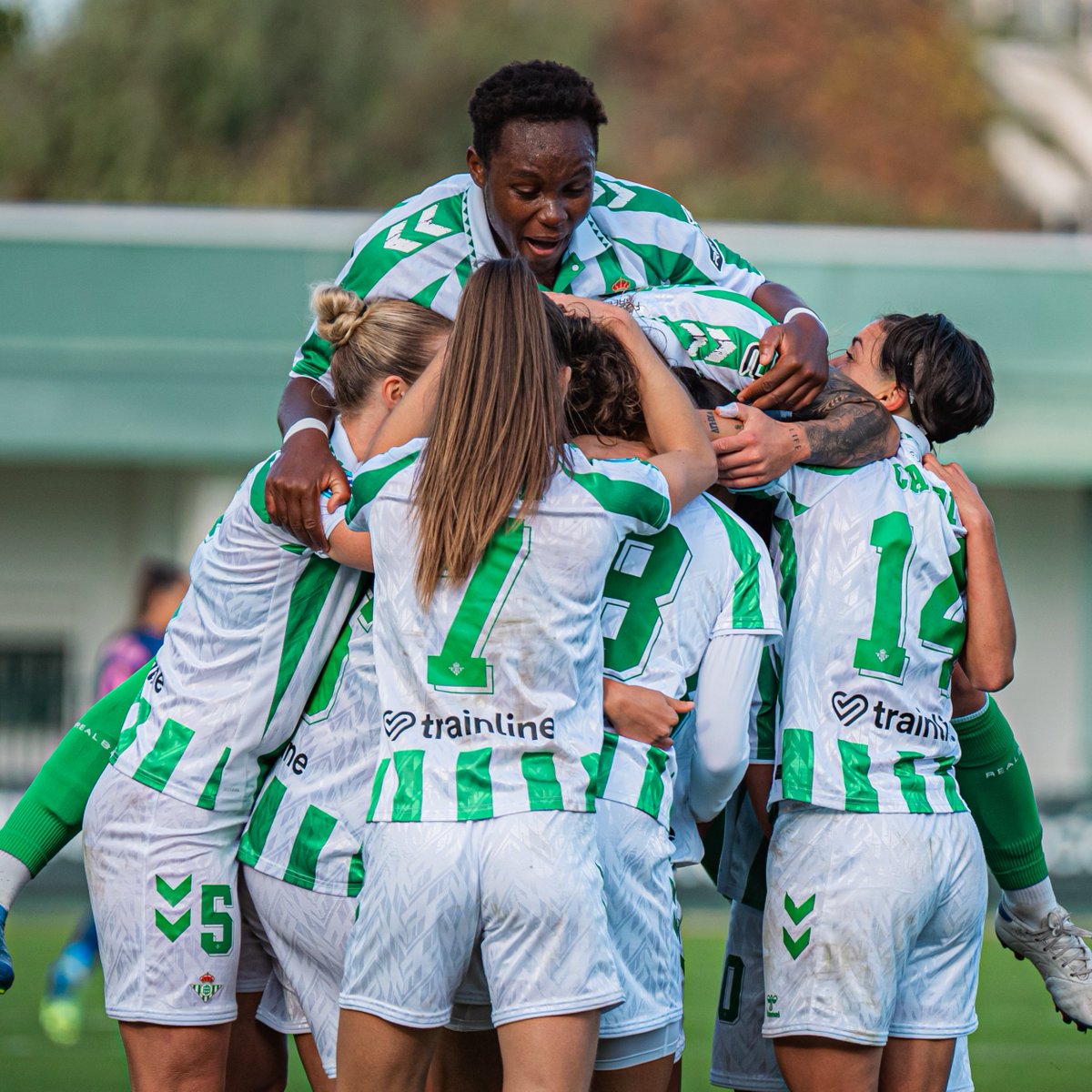 Este domingo, en casa, tenemos una nueva oportunidad de celebrar como en los mejores momentos: ¡𝒄𝒐𝒏 𝒂𝒃𝒓𝒂𝒛𝒐𝒔 𝒅𝒆 𝒈𝒐𝒍! 🫂⚽️

¡Feliz #DíaInternacionalDelAbrazo! 💚

#BetisFéminas #LigaF