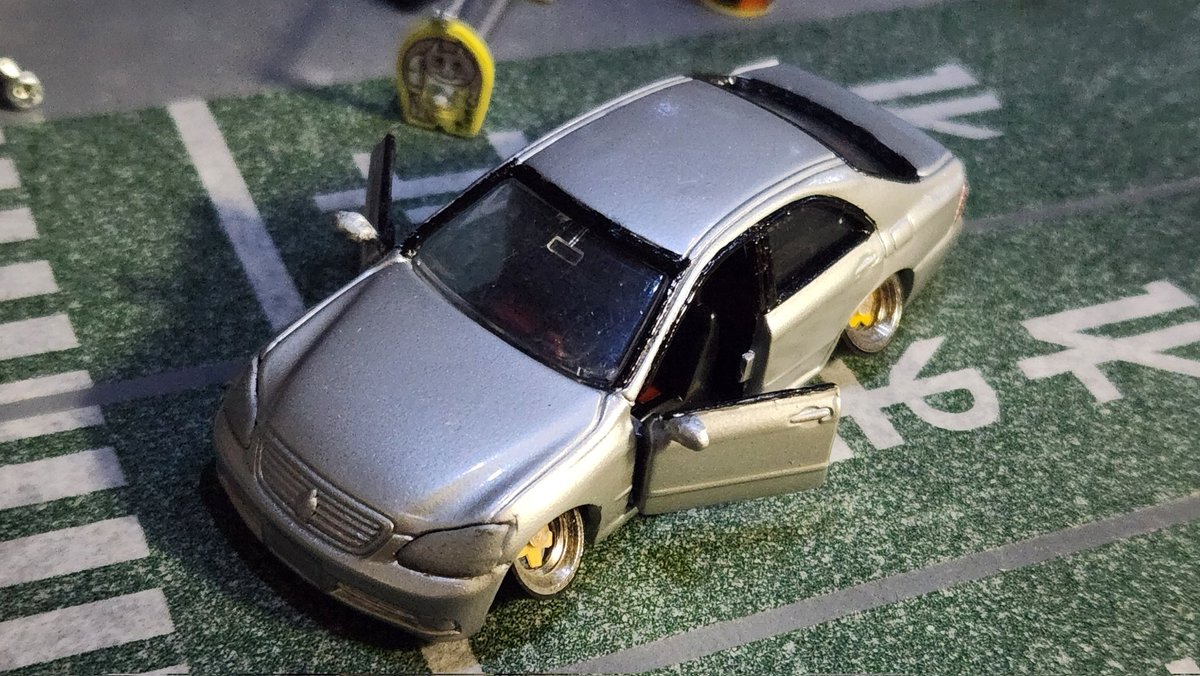 NVisro96779's tweet photo. TOYOTA CROWN
ジャンク品で入手して来たﾎﾞﾛｯﾎﾞﾛだった
ポリス ゼロクラウン を念願の シャコタン仕様 に(笑)
フェンダー や 内部 ﾑｯﾁｬ削って大変やったわ...
そして ホイール はもうイカれてるにょ^-^v

#トミカ #トミカ改造 #クラウン #ゼロクラウン #シャコタン #トヨタ #ミニカー https://t.co/FVXkyiUiM5
