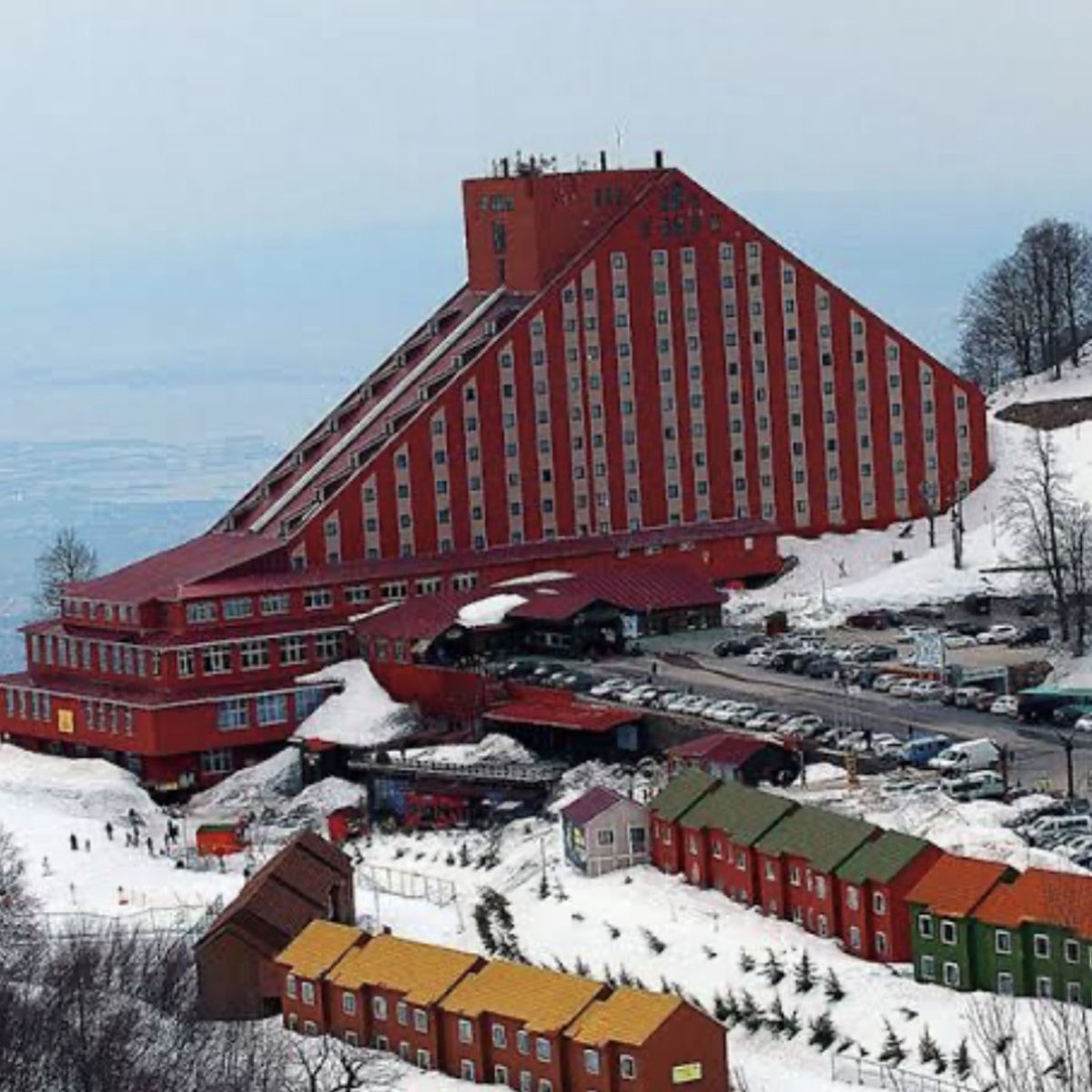 Herkes Bolu'daki otel yangınını konuşuyor ama Kartepe'deki GreenPark otelin de ondan geri kalır yanı yok ben de kalmıştım çok eski otel yangın merdiveni yok
Yeni felaketler yaşanmasın önlem alınsın