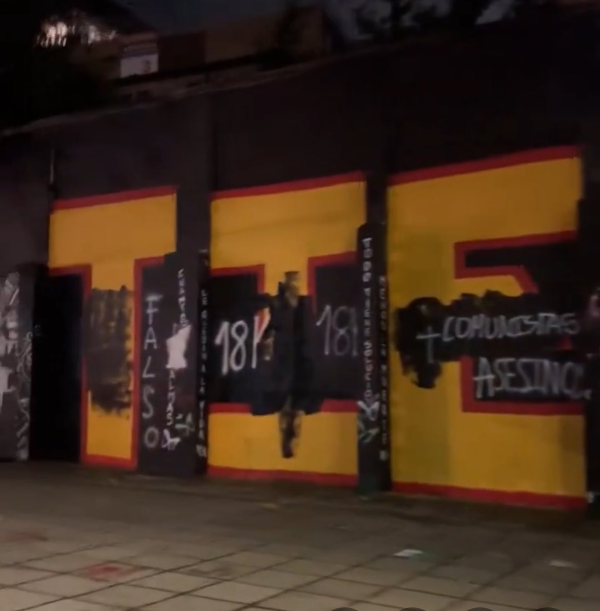 heidy_up's tweet photo. Les toca darse cita en tinieblas, porque no son capaces de convocar más de cinco pelafustanes. Un grupito de fachitos, nuevamente sabotea el mural, lo que no saben es que tendrán que irse a recorrer toda la ciudad, porque gracias a ellos y su accionar negacionista, ha sido posible que, el mensaje por la memoria de las víctimas, se traduzca en más murales. Las cuchas tienen razón #NoPasaran