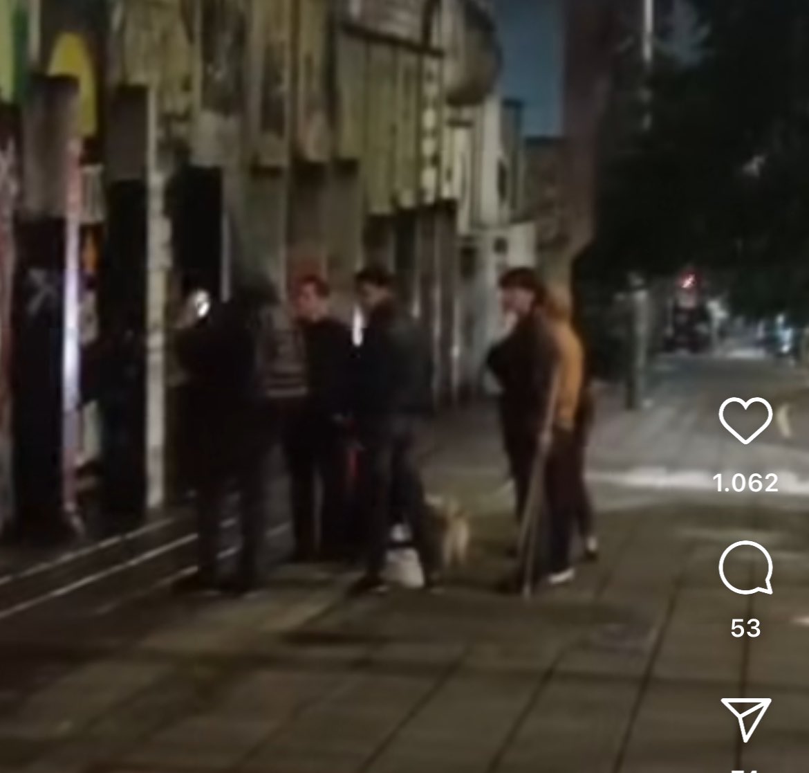 Les toca darse cita en tinieblas, porque no son capaces de convocar más de cinco pelafustanes. Un grupito de fachitos, nuevamente sabotea el mural, lo que no saben es que tendrán que irse a recorrer toda la ciudad, porque gracias a ellos y su accionar negacionista, ha sido