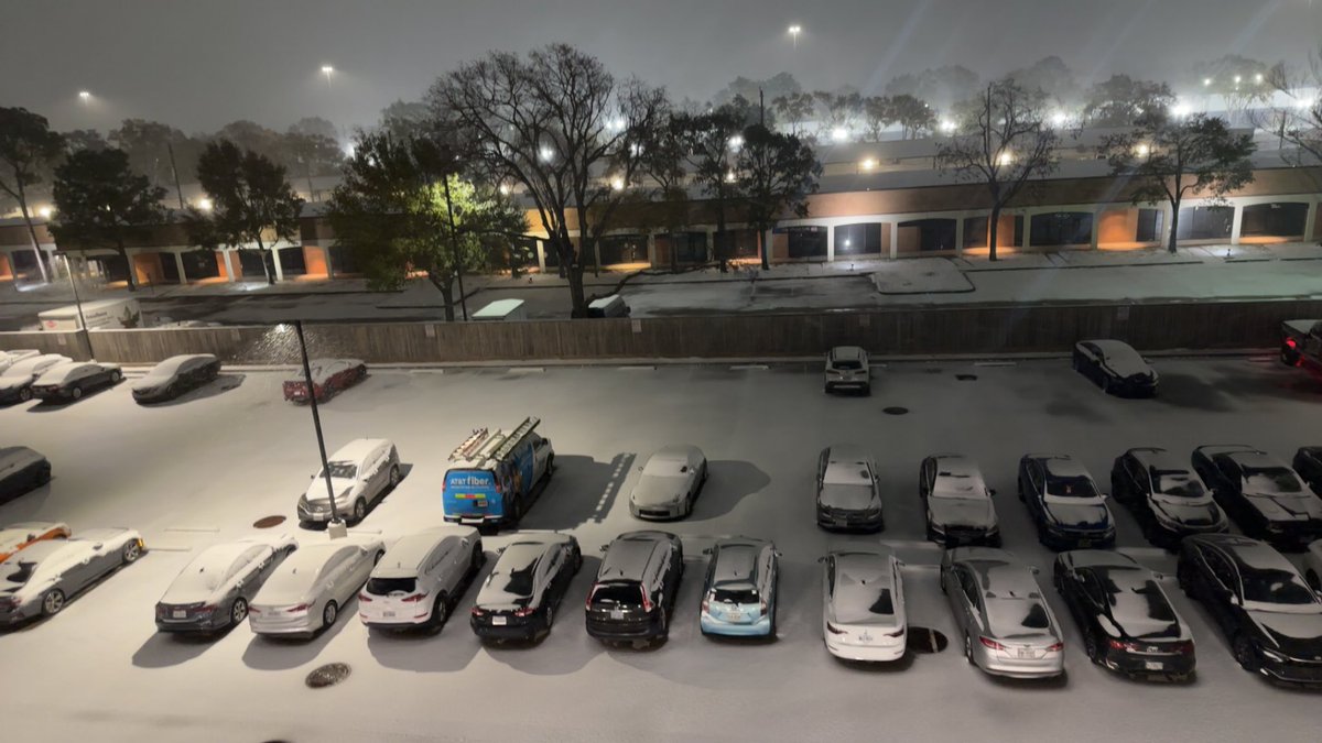 Manivij22's tweet photo. Houston,we have snow♥️

 #WinterStorm #Houston https://t.co/aLJUgBiC3g