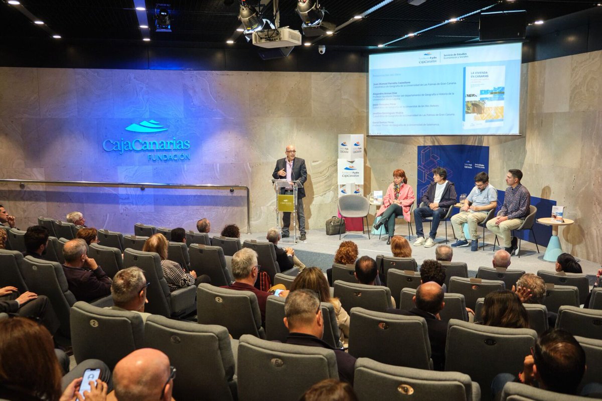ULL's tweet photo. 🏘️ Un total de 24 investigadores de las universidades públicas canarias participan en el libro de Fyde CajaCananarias sobre la vivienda

👉 https://t.co/YrPycbRhQK https://t.co/hEYVr8e0y0