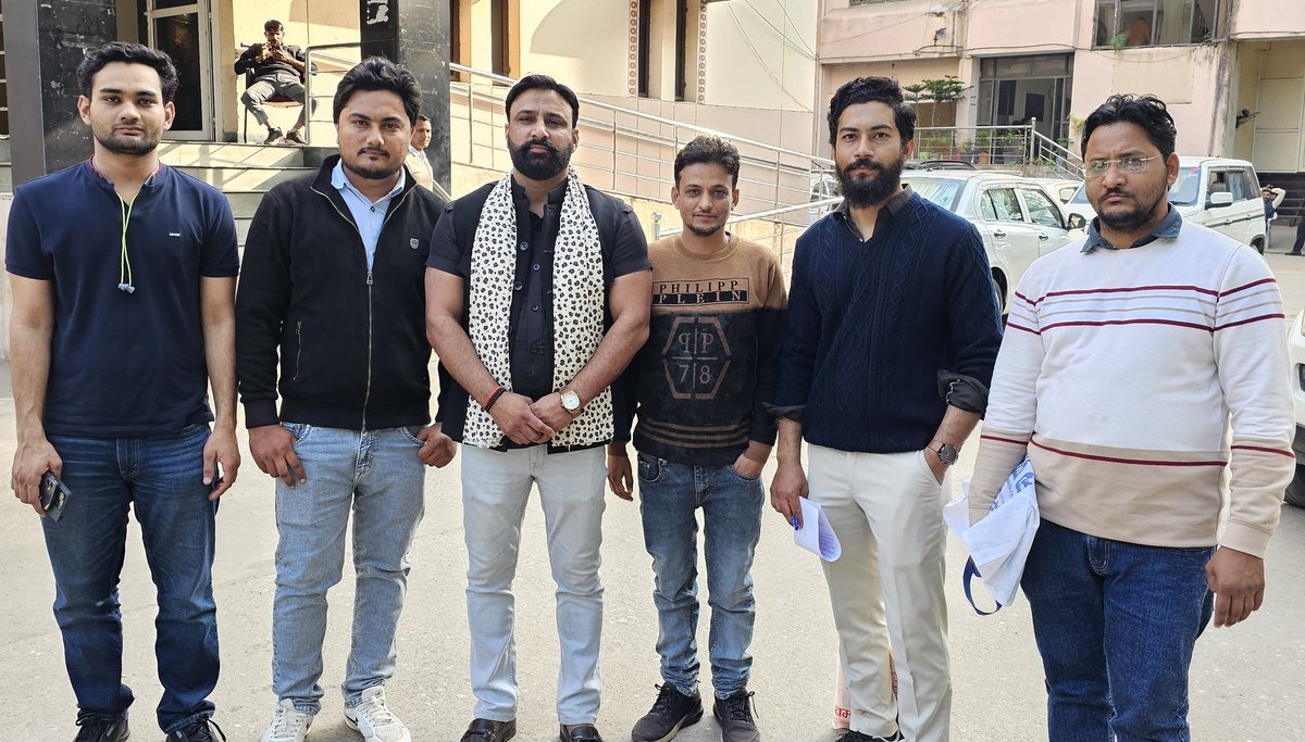 आज चिकित्सा मंत्री जी और NHM में MD व अन्य अधिकारियों से कई विषयों में चर्चा की GNM अभ्यर्थियों के परिणाम आए काफी दिन हो गए हैं उनकी नियुक्ति के लिए चर्चा हुई,
हमने जल्द विभाग को उनकी नियुक्ति प्रक्रिया के लिए चॉइस फॉर्म भरवा कर नियुक्ति देने के लिए कहा है विभाग ने भी जल्द इसे