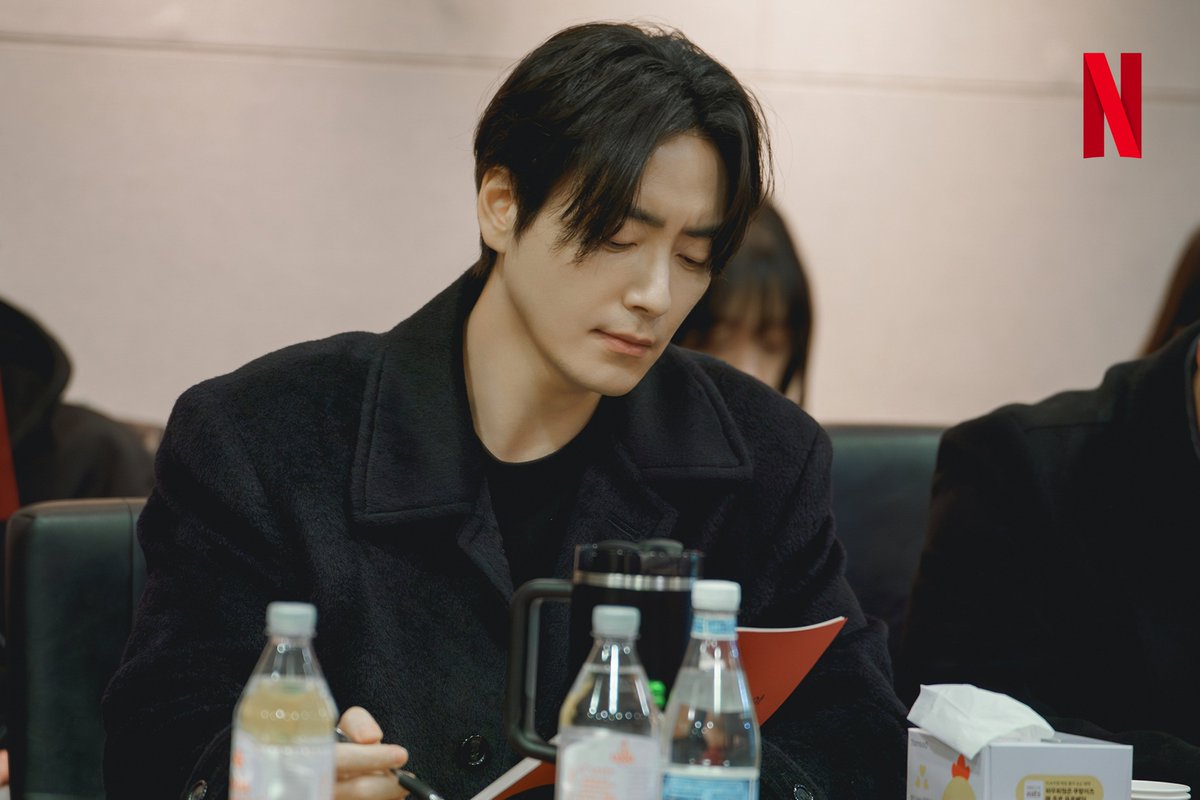 가짜일지라도 명품이 되고 싶었던 여자 사라킴, 그녀의 욕망을 추적하는 남자 무경

파헤칠수록 알 수 없는 미스터리한 그녀의 정체, <레이디 두아> 신혜선, 이준혁 캐스팅 확정. 오직 넷플릭스에서.