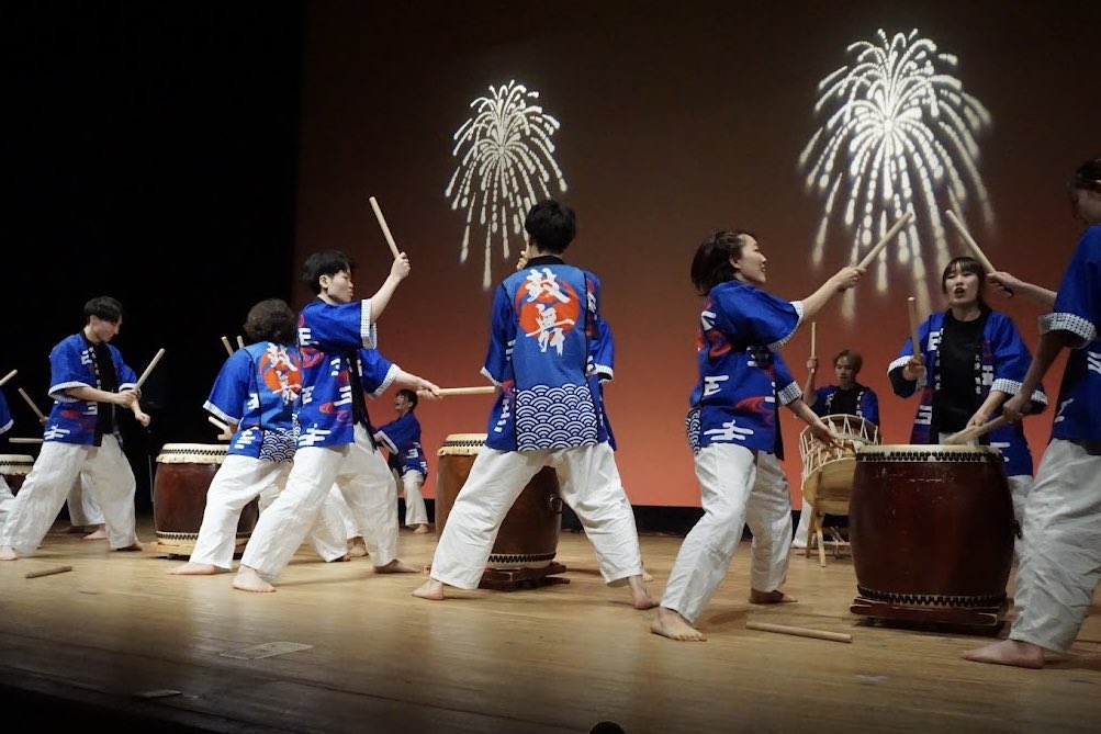 taiKO_minBU's tweet photo. 3月2日の定期公演まであと4️⃣0️⃣日！

【三崎のぶち合わせ太鼓】
神奈川県の大漁を祈る祭りの出し物の一つです！太鼓の響きを競い、負けた方は太鼓の皮を破られ海に放り込まれるといった激しいものだったそうです。
鼓舞では叩き手が太鼓を叩きながらぶつかり合います！
大迫力の演目、是非お楽しみに✨ https://t.co/LbRmdFMBG8