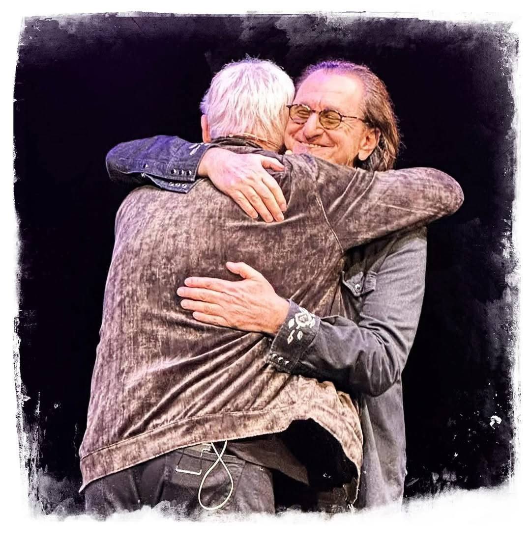 vivien2112's tweet image. Happy #NationalHugDay #RushFamily ♥️♥️♥️
