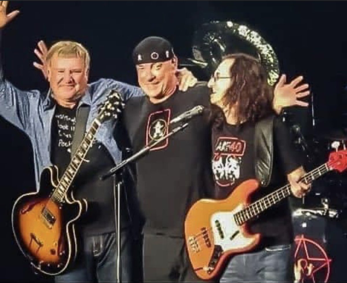 vivien2112's tweet image. Happy #NationalHugDay #RushFamily ♥️♥️♥️