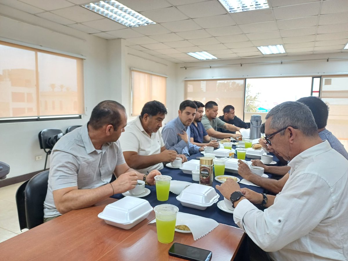 Ultraport_Chile's tweet image. ☕🎉 En #UltraportArica, nuestros colaboradores y colaboradoras del BonoTurnos fueron reconocidos con un desayuno . ¡Un momento para compartir y valorar el esfuerzo de cada uno/a! 🌟
#ReconocimientoUltraport #CompromisoYTrabajo #UltraportArica