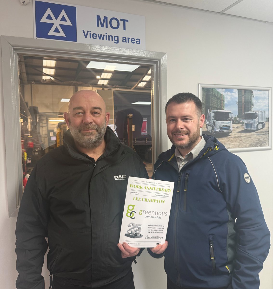 GreenhousComme's tweet photo. Congratulations to Lee Crampton at Greenhous Wolverhampton who is celebrating his 25-year work anniversary! 🎉

#DAF #daftrucks #daftrucksuk #service #greenhous #WorkAnniversaries #congratulations #celebration #25years https://t.co/Hiau4SQ3Zh