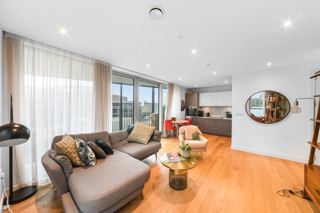 New #forsale is this splendid 2-beds, 2-baths #property @ the luxury #TwoFiftyOne, London SE1. Zone 1 location bordering the #SouthBank. Nearby new, terrific amenities at Elephant and Castle. 📞 (0)20 3642 2287 📧eandc.sales@chaseevans.co.uk