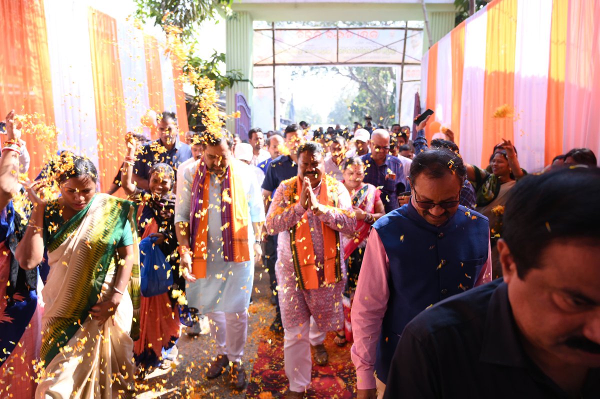 RabiNaikBJP's tweet photo. ଯାଜପୁର ଜିଲ୍ଲା ବଡ଼ଚଣା ବ୍ଲକ କାର୍ଯ୍ଯାଳୟ ପରିସରରେ ��୍ଲକ ମଣ୍ଡଳ ଉନ୍ନୟନ ଅଧିକାରୀଙ୍କ ନୂତନ ବାସଗୃହର ଭିତ୍ତିପ୍ରସ୍ତର ସ୍ଥାପନ ଓ ୮୦ ବର୍ଷରୁ ଉର୍ଦ୍ଧ ଏବଂ ୮୦ ��୍ରତିଶତରୁ ଅଧିକ ଭିନ୍ନକ୍ଷମ ହିତାଧିକାରୀଙ୍କୁ ୩୫୦୦ଟଙ୍କା ବର୍ଦ୍ଧିତ ଭତ୍ତା ବଣ୍ଟନ କାର୍ଯ୍ୟକ୍ରମରେ ବଡ଼ଚଣା ବିଧାୟକ ଶ୍ରୀ ଅମର କୁମାର ନାୟକଙ୍କ ସହିତ ଯୋଗଦେଲି। https://t.co/uQv4KjkuUo
