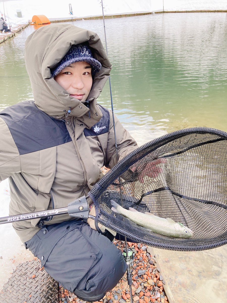 shinyoshikawa52's tweet photo. 休みにグングンフィッシングさんへ😄
今年初のトラウトフィッシング行ってきました！！
行った日がなかなか厳しくて数釣れませんでしたがおこぼれフィッシュ頂きました😁
また修行し直してリベンジいきたい！！

#グングンフィッシング
#新潟県
#釣り
#管理釣り場 https://t.co/VAxSZ1YTLU