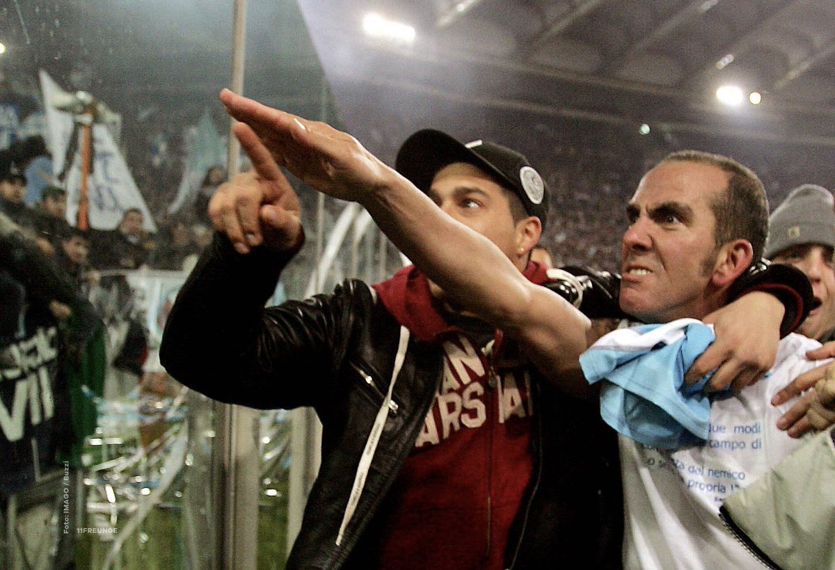 Große Geste: Der lupenreine Demokrat Paolo Di Canio grüßt seine lieben Freunde der Irriducibili und ruft ihnen die Worte „My heart goes out to you“ zu. (2005)