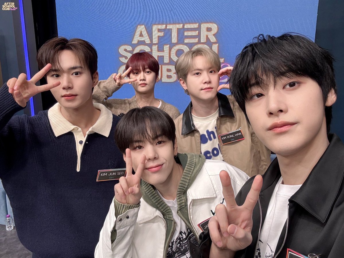 WEiparaguay's tweet photo. [📸] After School | UPDATE 250121

Después de mucho junto a WEi, fue muy agradable. 
Hoy  ASC 🍀🤍
Comenzando con la canción NOT ENOUGH
Incluso el resultado inesperado de "Image Talk" ⌯'▾'⌯
Nuestros miembros que han trabajado duro. Y gracias a todos los RUi♡
⠀
#WEi_ASC #WEi https://t.co/Efo46pqbKS