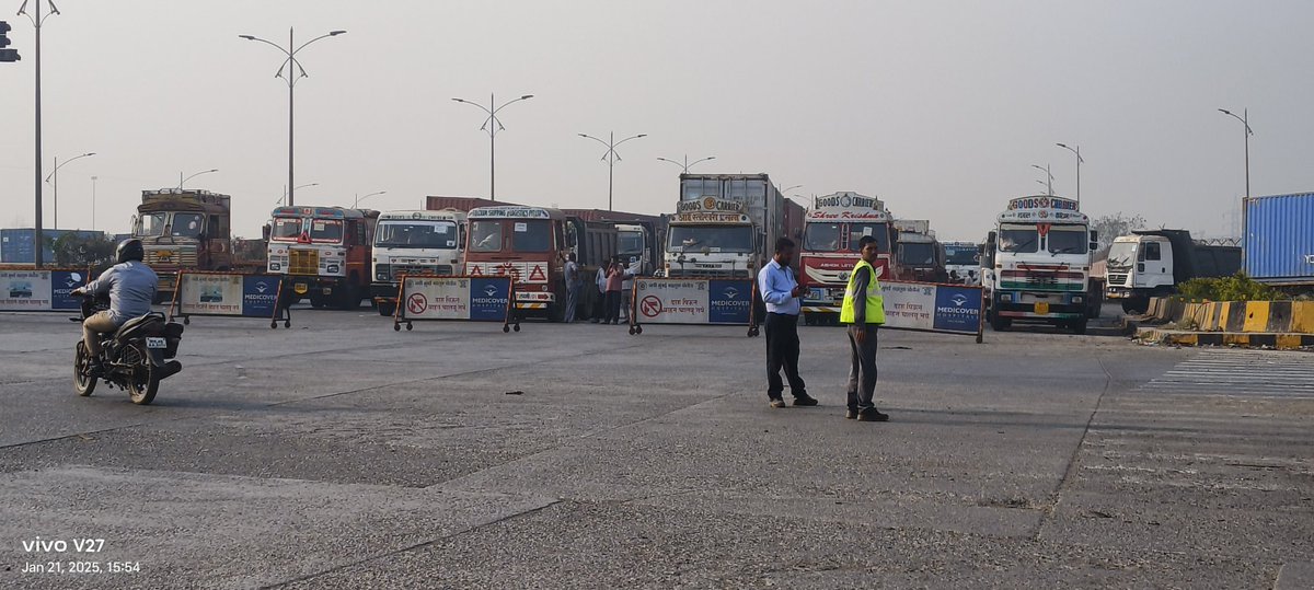 NhavaSheva's tweet photo. “@JNPortIndia @CMOMaharashtra Extremely disappointed with the traffic restrictions at Chandni Chowk JNPA due to the Music concert at DY Patil Stadium. Is the EXIM trade so unimportant that political events, sports matches, and concerts can halt the entire ecosystem of JNPA? This is a mockery of the vital trade flowing from Maharashtra. #TradeMatters #Maharashtra”