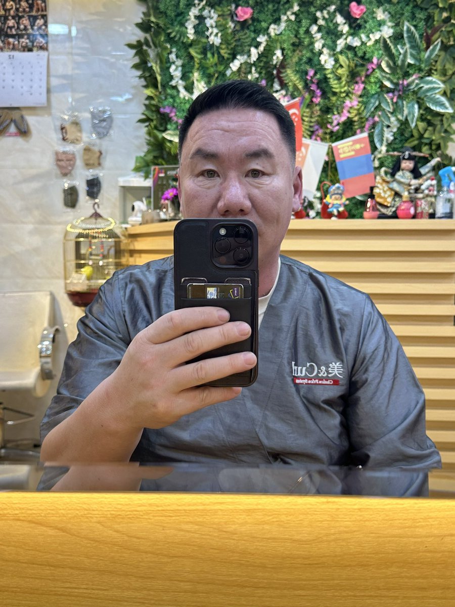 Үсээ будуулаад засуулчихлаа. Урд хэсэг санчиг маань нилээн бууралтсан байсан. Анх удаа будуулж үзлээ. Ер нь өөрийгөө хэдэн насаар залуужчихсан юм шиг сэтгэл төрчихлөө. Аарц зарах гэж очсон биш гэр бүлээрээ үс зүсээ янзлуулчихлаа. Үнэхээр их баярлалаа <a href="/HureltTumur/">ХҮРЛЫЙ</a> #theGreensalon