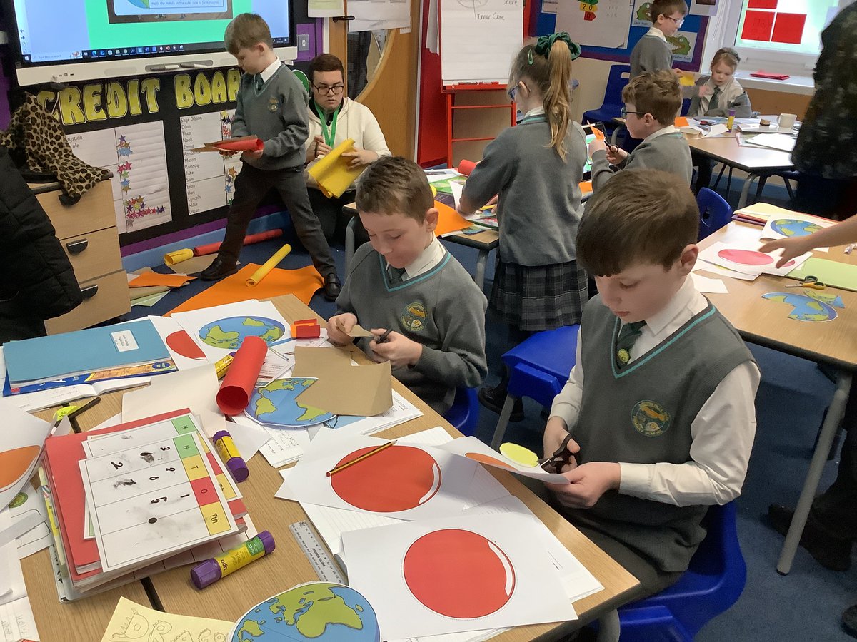 GrosvenorParkPr's tweet image. Class 6 are creating the layers of the Earth in Geography! #cooperative #expressive #adaptable 🌍