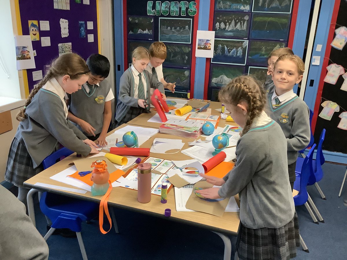 GrosvenorParkPr's tweet image. Class 6 are creating the layers of the Earth in Geography! #cooperative #expressive #adaptable 🌍