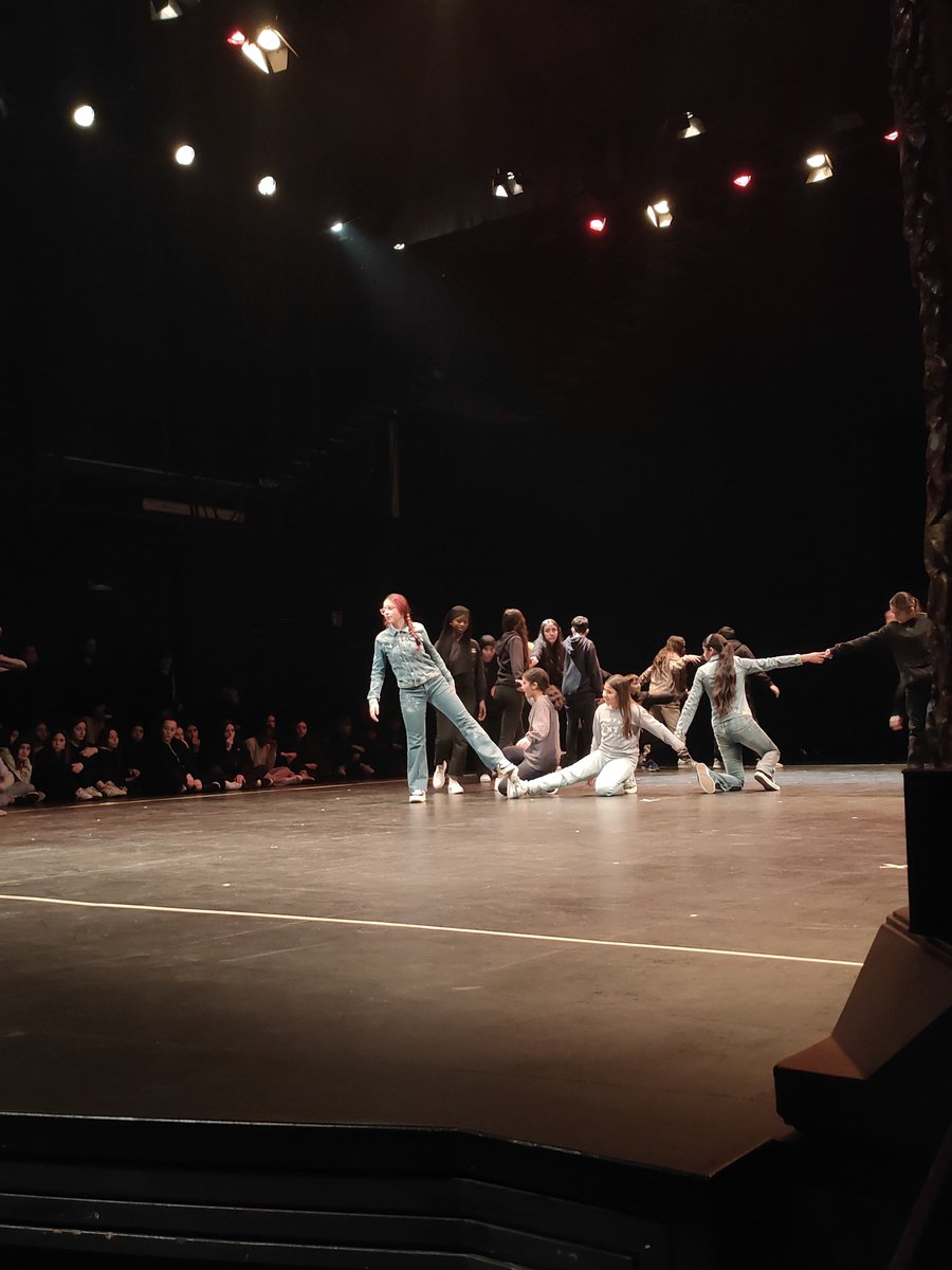 oloteducacio's tweet photo. 🩰Més de 300 alumnes de 2n d'ESO d'Olot presenten #Mapadeball, un espectacle de dansa que han treballat durant el trimestre.

Un projecte per acostar la dansa a l'alumnat jove.

Hi participen @boscdelacoma, @cordemariaolot, @EpiaOlot i @iegreda 🙌

🔗https://t.co/LCReZsIqKN https://t.co/Nqlz9ZvNvI